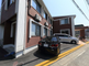 町並みの角にある建物の外観