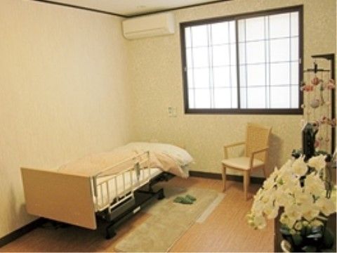 「はなことば 足柄」の居室。介護ベッドを設置しており、転落防止の柵を設けている。