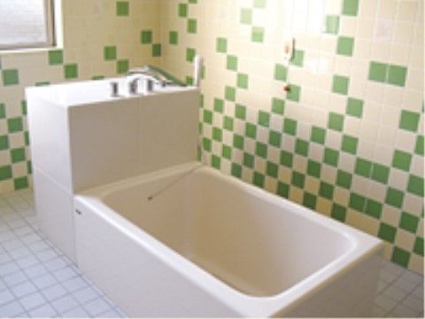 「はなことば 足柄」の浴室。浴槽は、肩まで浸かれるので身の内から疲れを癒やすことができる。