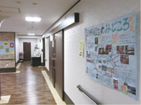 「はなことば 足柄」の共用廊下。提示版の手作りがあり、施設の情報を知ることができる。