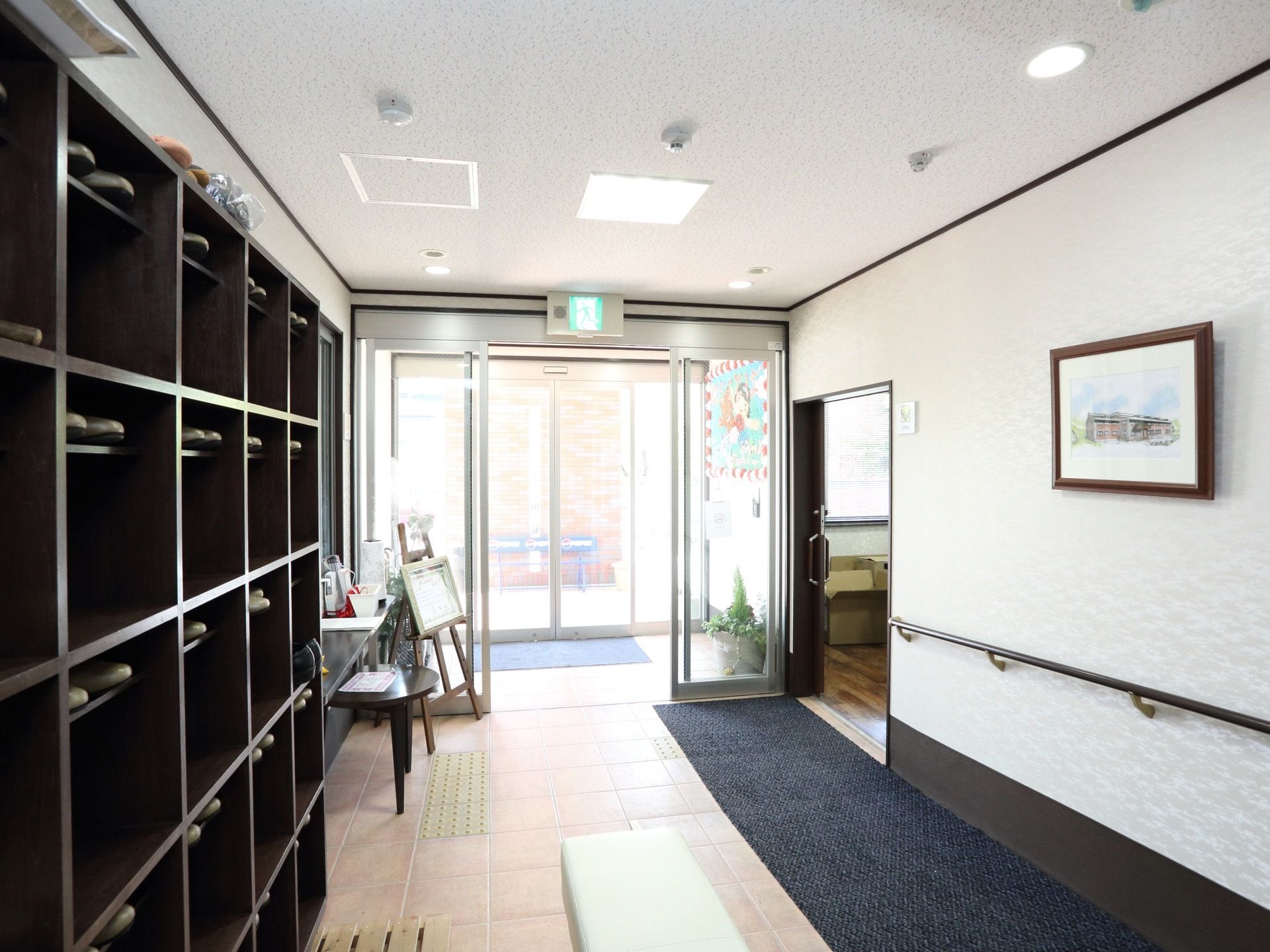 玄関は二重ドアであり、すぐ脇は受付が設けられている。受付の側には下駄箱がある。壁には手すりがついている。
