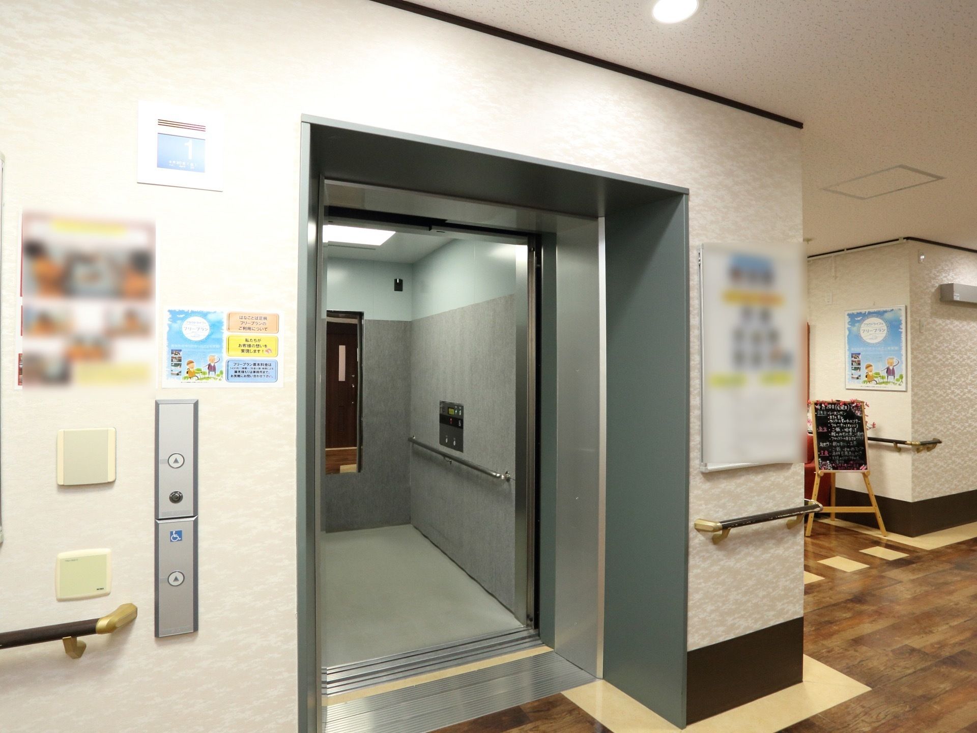 エレベーターの中には手すりが付いており、正面には鏡が設置されている。車椅子をご利用の方専用のスイッチがある。