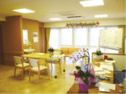 「はなことば 相模原」の談話コーナー。採光性に優れた、明るくて落ち着きのある談話コーナーである。