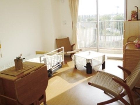 「はなことば 相模原」の居室。インテリアの家具を自由に設置でき、自分好みに変えられる。