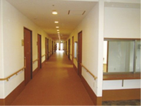 「はなことば 相模原」の廊下。床面はフラットで、左右にはしっかりと掴める介助手すりを配置している。