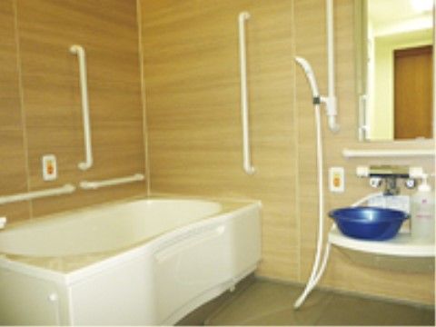 「はなことば 相模原」の浴室。周囲に介助手すりを設置しており、入りやすい環境である。