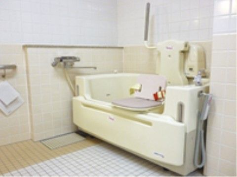 「はなことば 相模原」の機械浴室。臥位浴を可能にした、設備の充実した浴室である。