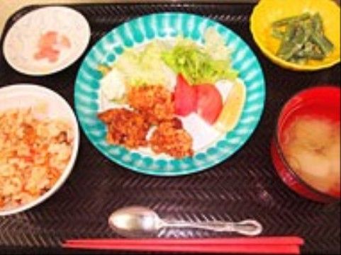 「はなことば 相模原」のお食事。入居者様の栄養を絶やさない、食事方法がある。