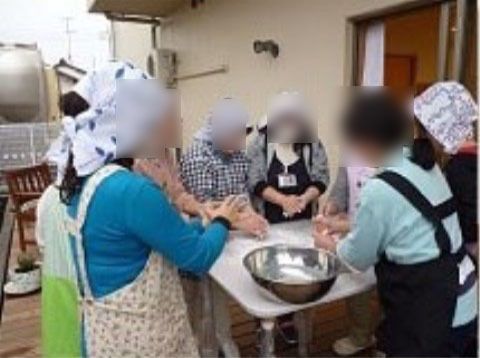 利用者が料理活動をしている様子
