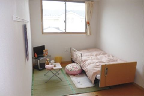 「グループホーム はなことば高座渋谷」の居室。介護ベッドは備え付けてあり、追加家具の設置はできる。