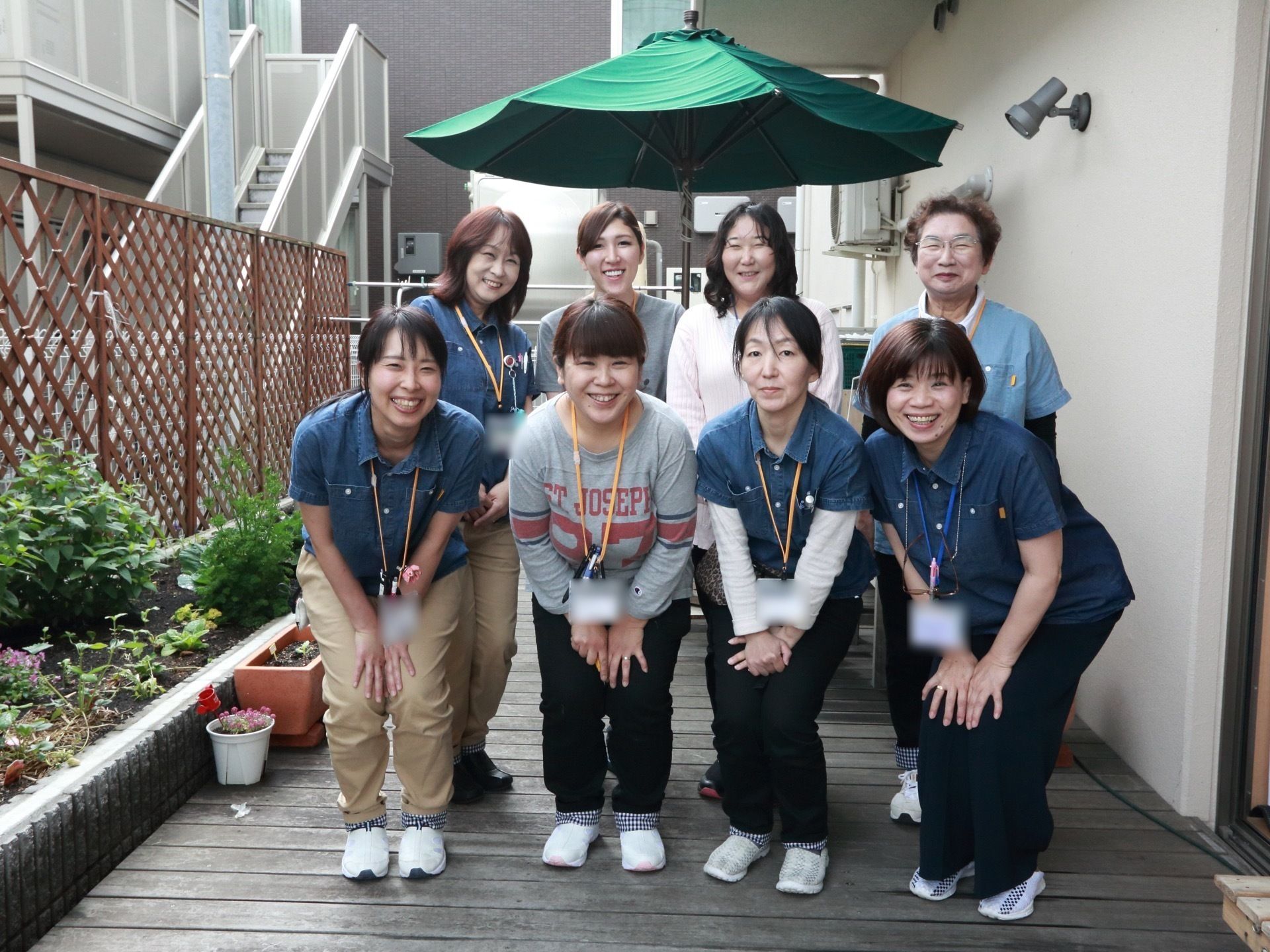 光がたっぷり差し込んだ明るい施設と、個性や年代もさまざまな女性スタッフ一同。朗らかな笑顔で入居者様を迎える。
