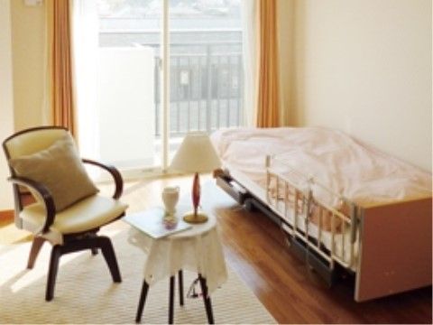 「はなことば 町田鶴川」の居室。インテリアをアレンジし、自分らしさの居室空間になっている。