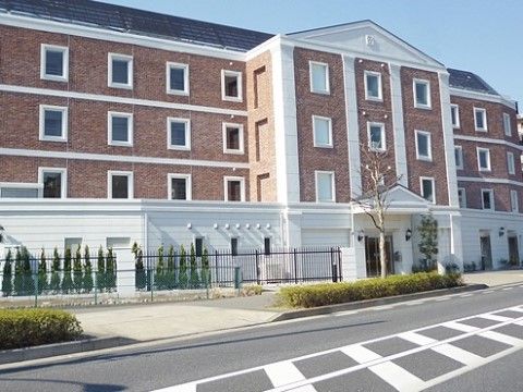 ゆったりとした外観の建物