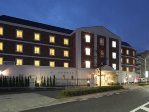 「はなことば 町田鶴川」の外観・夜。昼間の外観とはまた違う、独特な感じがある。