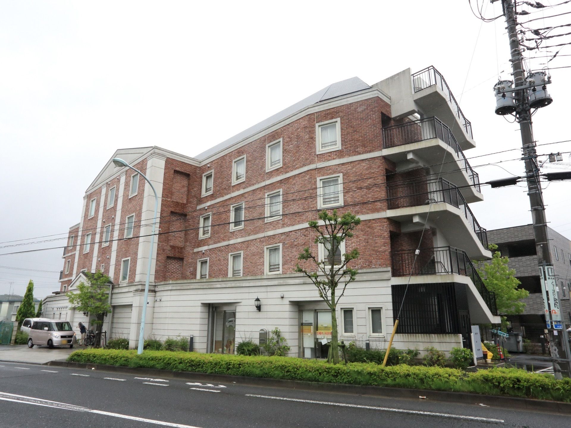 鉄筋コンクリート造地上４階建て介護付き有料老人ホームである。クリニックを併設しており、充実した医療サポートを提供する。