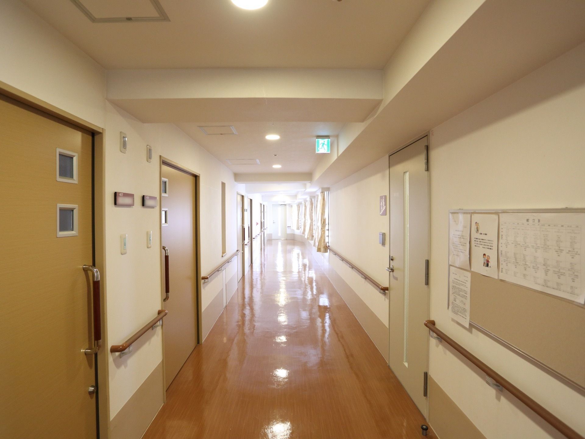 居室前の廊下である。壁の両サイドには手すりを設置し、窓からの景色を見ながら歩行練習をすることができる。