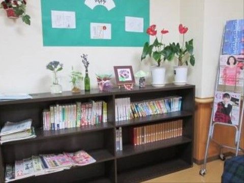 はなことば 新潟の図書コーナー。日々の生活で読書をお楽しみいただけるよう、図書コーナーもご用意しております。