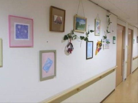 はなことば 新潟の廊下。レクリエーションにて入居者様がお作りになった作品をこちらにて展示掲載しております。