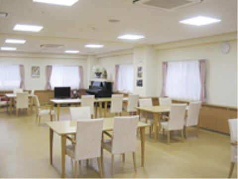 はなことば 新潟の食堂。日々大勢の入居者様で賑わう、楽しいお食事風景となっております。