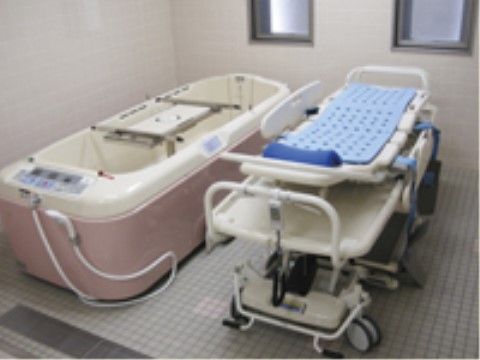 はなことば 新潟の機械浴室。充実した浴室環境でご負担の少ないご入浴をしていただけます。