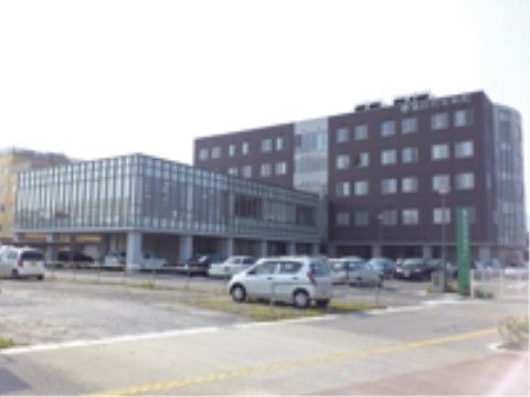 はなことば 新潟の周辺環境。近隣に病院がございます。大きな駐車場を完備しておりますので、お車でのお越しができます。