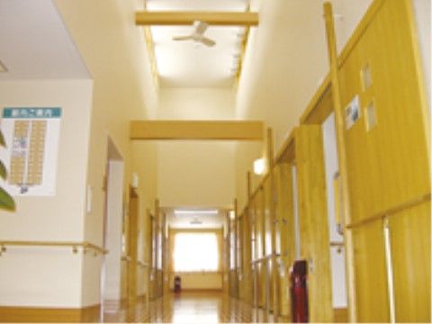 はなことば 妙高の廊下。明るく見通しが良いので、夜間お一人でのご通行が安心して行えます。
