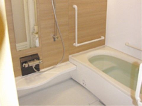 はなことば 妙高の浴室。転倒防止の手すりや専用のy家財を使用し、緊急時のコールボタンもついております。