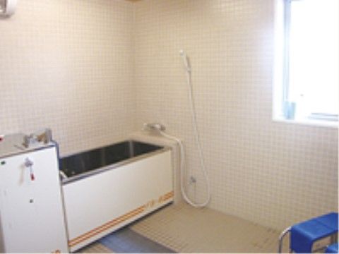 はなことば 妙高の中間浴。充実した浴室環境を整えております。ご負担の少ないご入浴ができます。