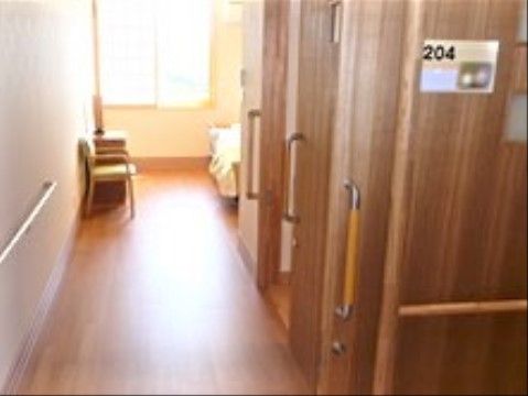 はなことば 柏崎の居室。居室内で不自由がないようにお過ごしいただける充実した設備を備えております。