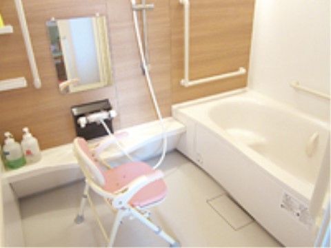 はなことば 柏崎の浴室。転倒防止の手すりや専用の床材を使用し、緊急時のナースコールお備えております。