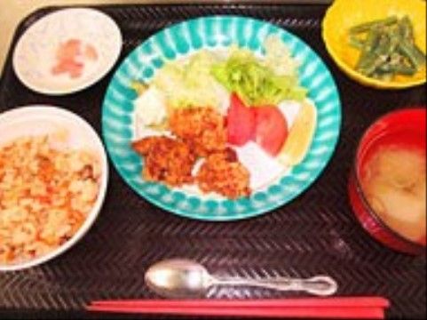 「はなことば 石巻」のお食事。栄養やスタミナがしっかり取れ、1日の元気な源となっている。