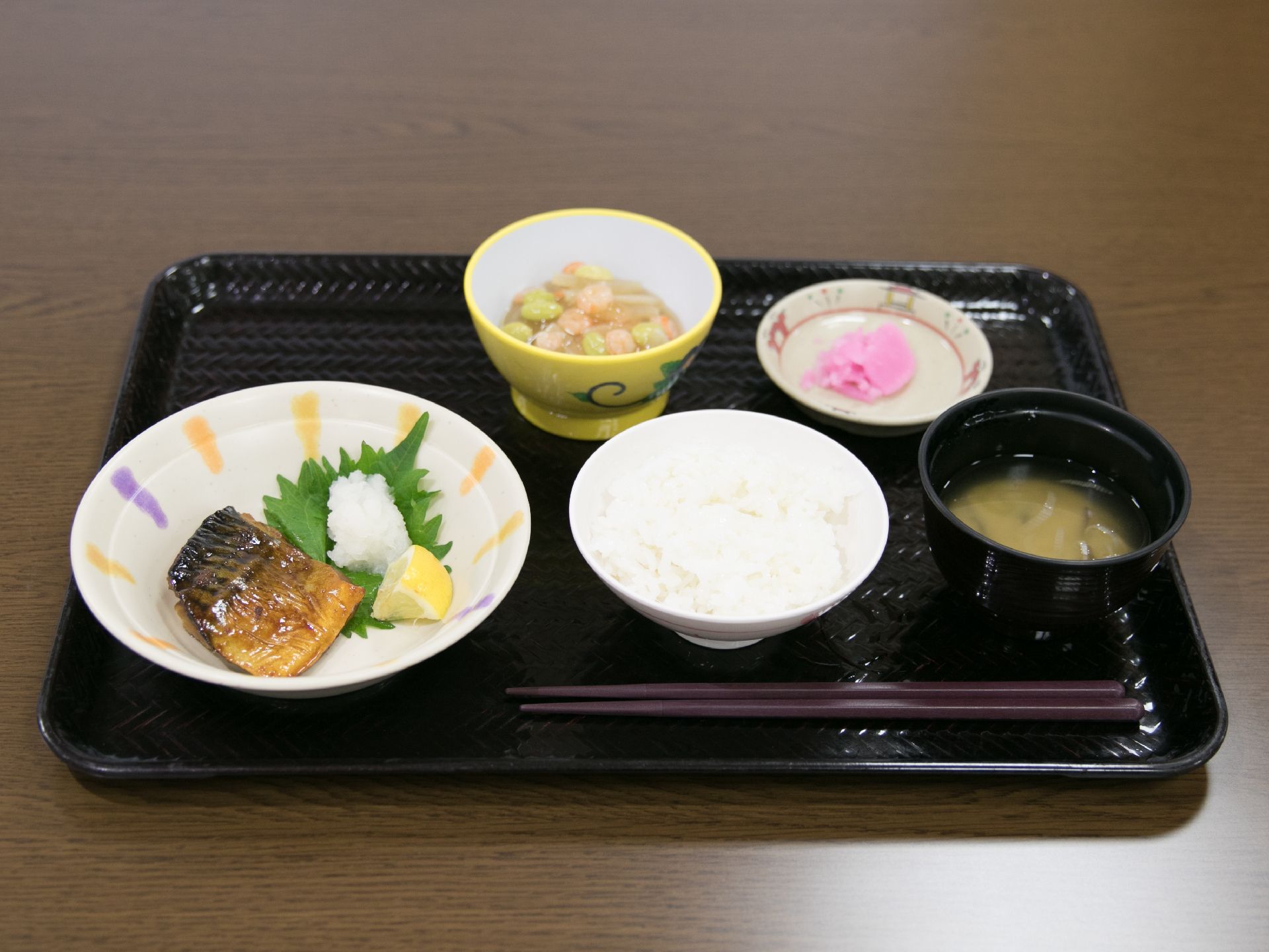施設では提供する食事について四季を感じられるものを謳っていてサービスの一つになっている。黒い膳に載せられた食事の裏には工夫がある。