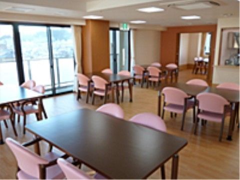 「はなことば 石巻」の食堂。椅子のクッション淵が丸く、背もたれに優しくなっている。