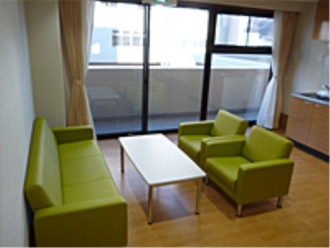 「はなことば 石巻」の談話コーナー。ソファーチェアに座りながらゆったりと、歓談ができる。
