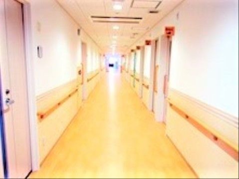 はなことば 新潟２号館の廊下。車いすでのご通行も楽に行える明るく広々とした共用スペースです。