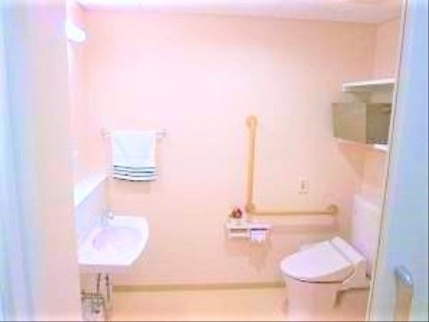 はなことば 新潟２号館の共用トイレ。入居者様・ご来訪者様、どなた様でもお使いいただける共用トイレです。