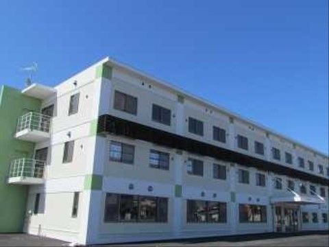 はなことば 新潟２号館の外観。大きく真っ白な外壁が特徴の施設外観。清潔感のある雰囲気です。