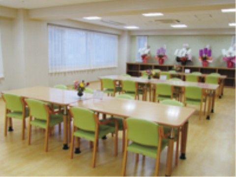 はなことば 新潟２号館の食堂。日々多くの入居者様で賑わいながらの楽しいお食事風景となっております。