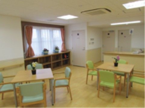 はなことば 新潟２号館の談話コーナー。ご入居者様同士が仲良く、楽しくお過ごしいただけるコーナーとなります。