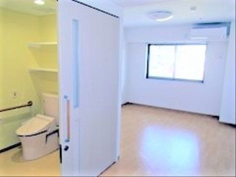 はなことば 新潟２号館の居室。車いすでの生活も快適にお送りいただける快適な環境を揃えた個人居室。