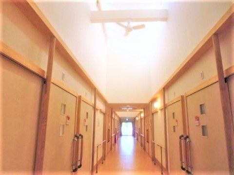 はなことば 柏崎２号館の廊下。明るく見通しの良い廊下では車いすでのご通行を楽に行っていただけます。