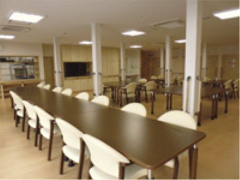はなことば 柏崎２号館の食堂。毎日多くの入居者様で大いに賑わう、楽しいお食事風景となっております。