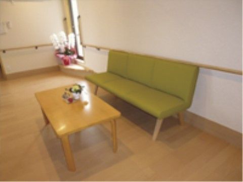 はなことば 柏崎２号館の居間。入居者様同士が仲良く、交友を深められる環境をご用意しました。