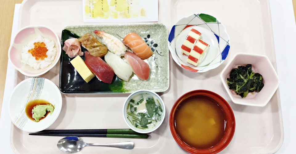 握り寿司と茶碗蒸し、いくらののったご飯と味噌汁、ロールケーキのデザートが付いたメニュー