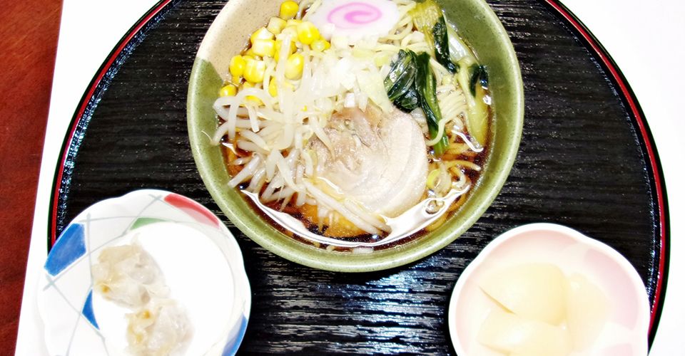 コーンともやしとチャーシューとなると巻きがのったラーメンと、シュウマイのセット