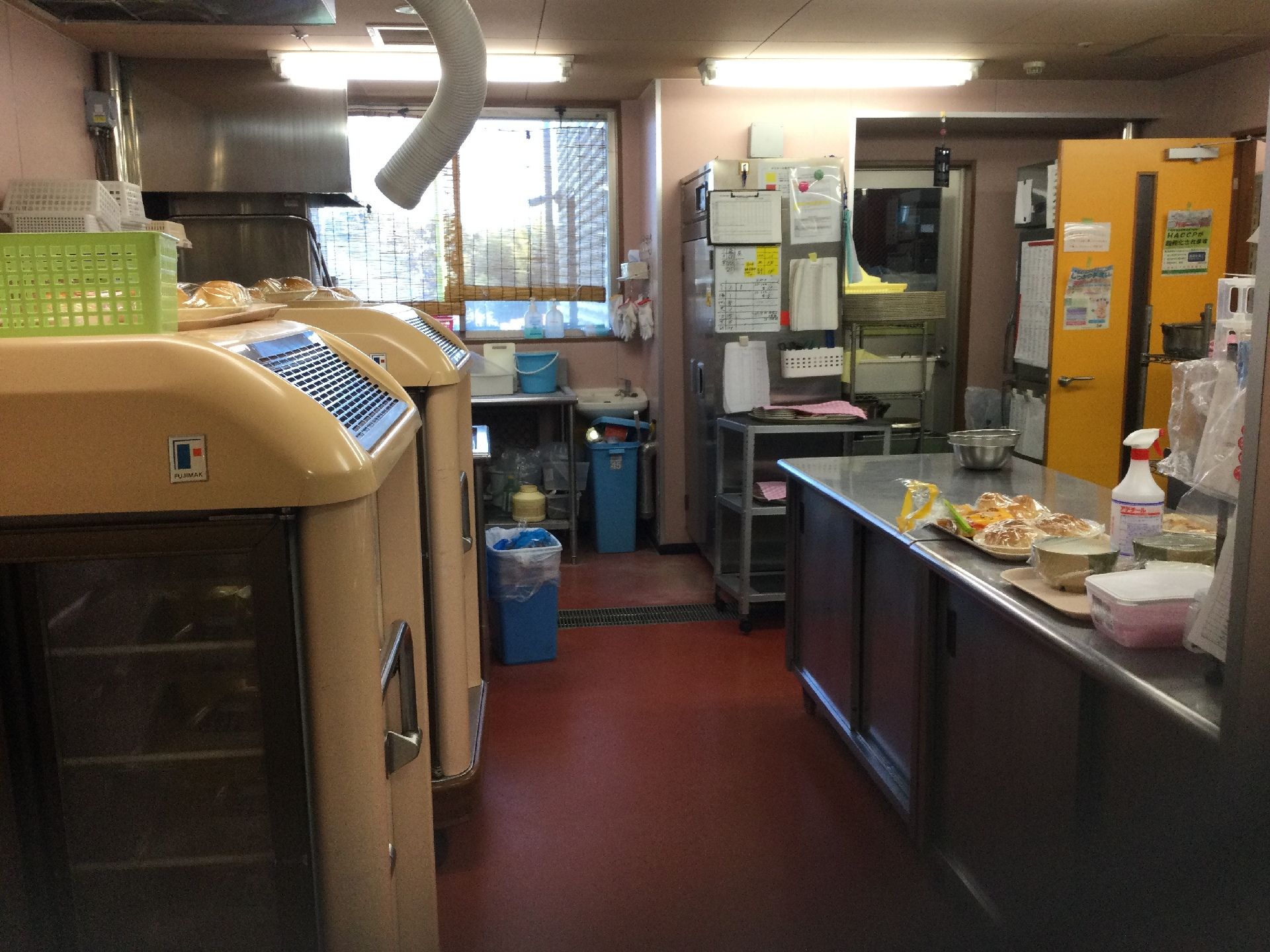 施設の入口左手にある看板からまっすぐに伸びた道があり、その先には玄関となる自動ドアが設置されている。