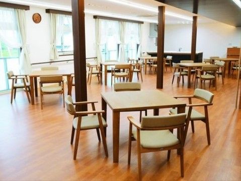 ウエルガーデン白岡のレストラン。日々多くの入居者様で大いに賑わう、楽しいお食事風景となっております。