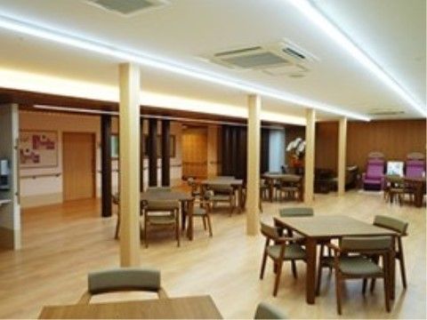 ウエルガーデン白岡のダイニング。広いダイニングでは日々のお食事だけでなく、イベントやレクリエーションの催しも行なっております。