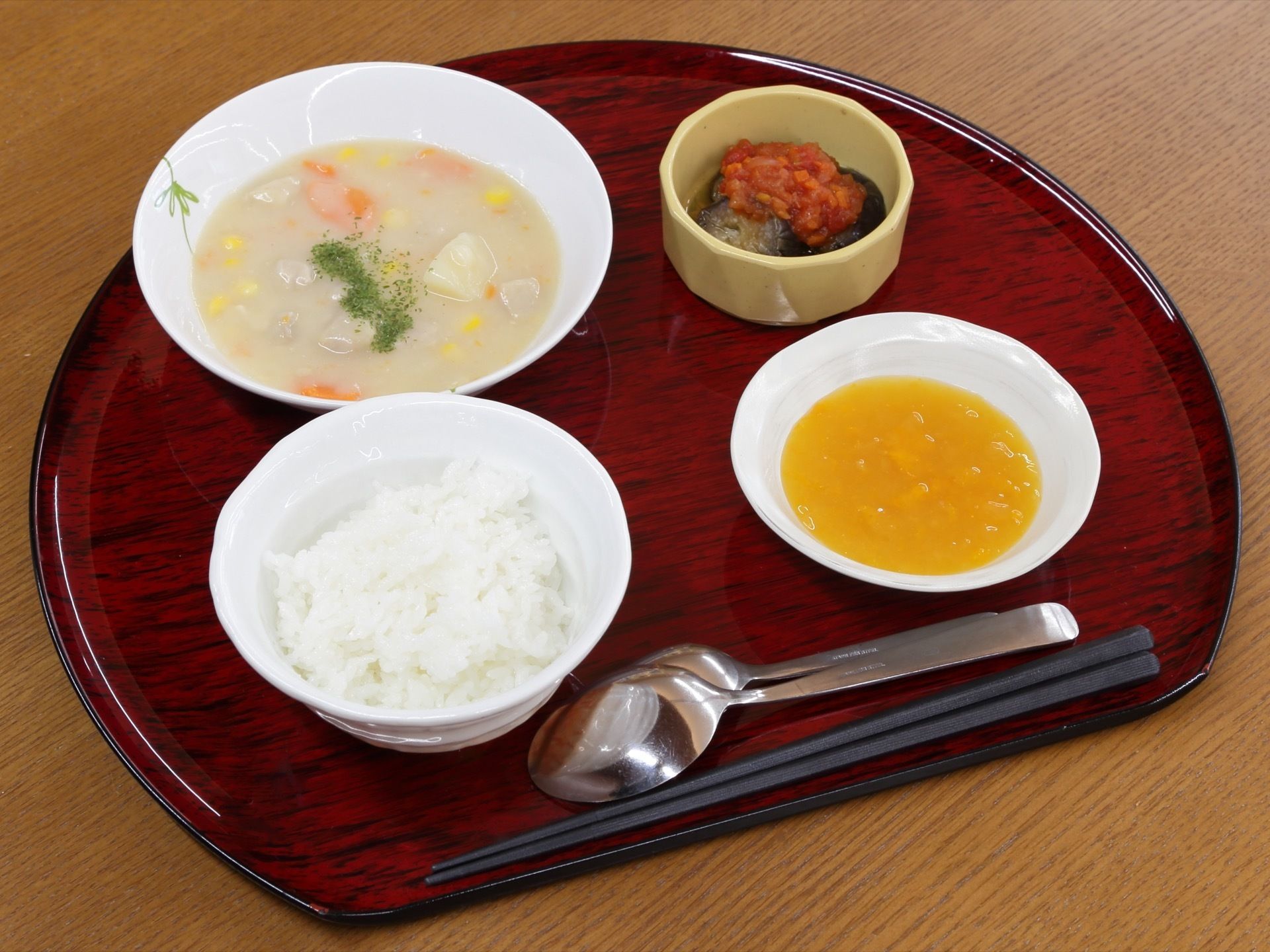 食材を柔らかく調理することで食べやすい献立となっている。箸の他、スプーンやフォークを用意し、自分で食事を楽しめるよう配慮している。