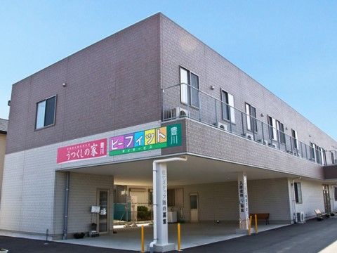 1階に大きなピロティがあり、1階はグレー、2階はブラウンの外観を持つ建物